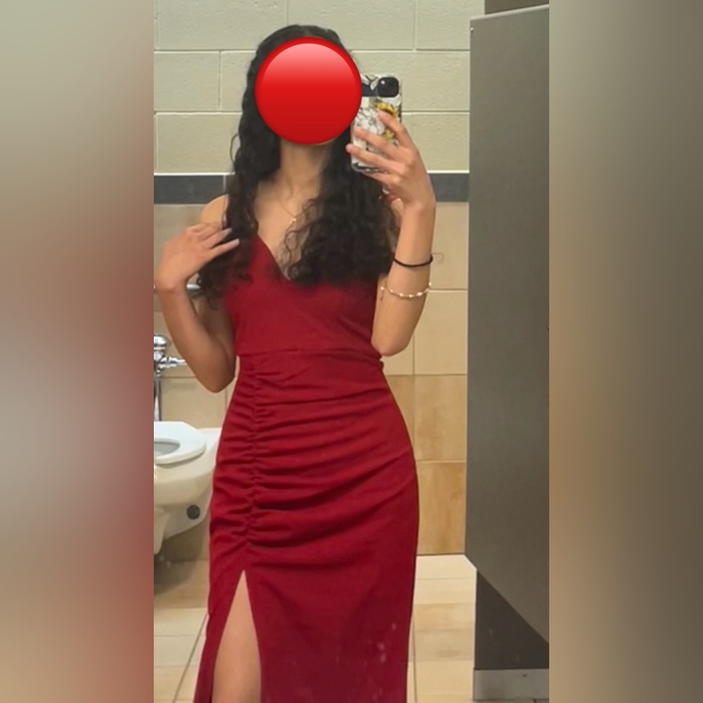 I’m selling a long (floor length), red, size small, Windsor dress,only worn once